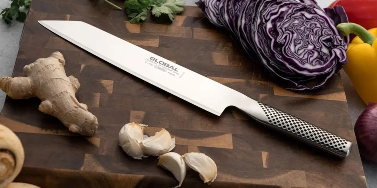 Coltello Global G-106 Kiritsuke da 24 cm con punta angolata